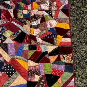 Splendida trapunta vintage vittoriana con motivi geometrici di metà secolo e decorazioni in seta antica e rayon Art Déco.