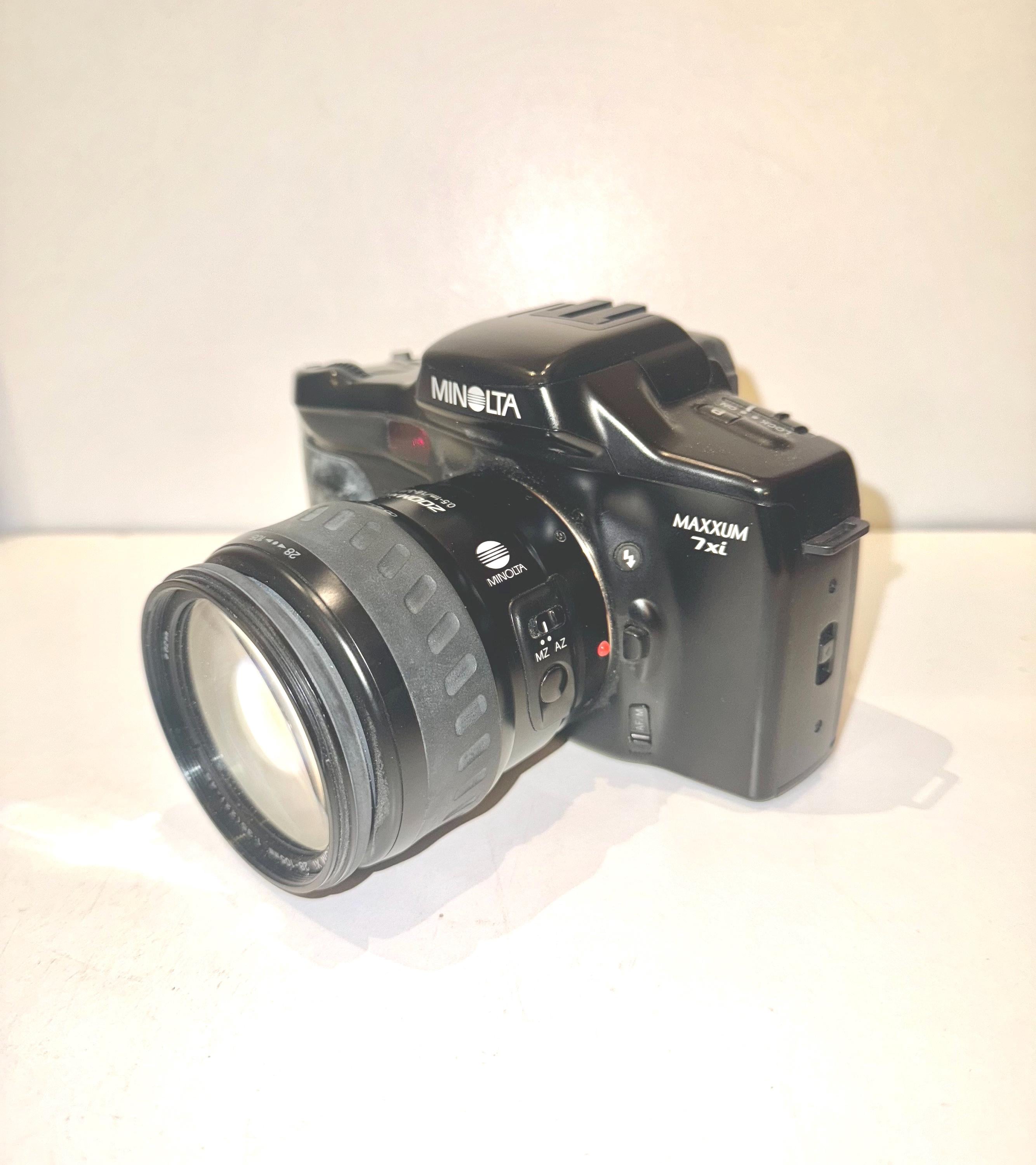 ミノルタ一眼レフ・フィルムカメラ α-7xi バック付き ミノルタ一眼レフ・フィルムカメラ α-7xi バック付き
