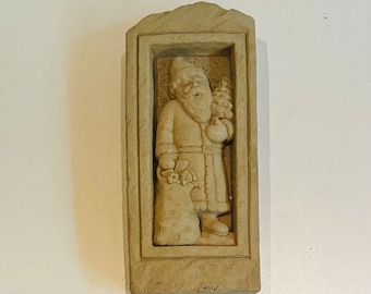 1995 Vintage George Carruth Studio Kerstman Plaquette Oude Wereld Kris Kringle w Kerstboom Geschenken Tuinbeeldhouwwerk Muurhangende Sculptuur