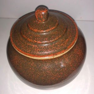 Grand pot à couvercle en poterie Studio jeté à la main, grande boîte métallique en céramique, pot à bibelots Studio d'art poterie, grand-mère hippie, artiste principal Teddy Latta, 1995