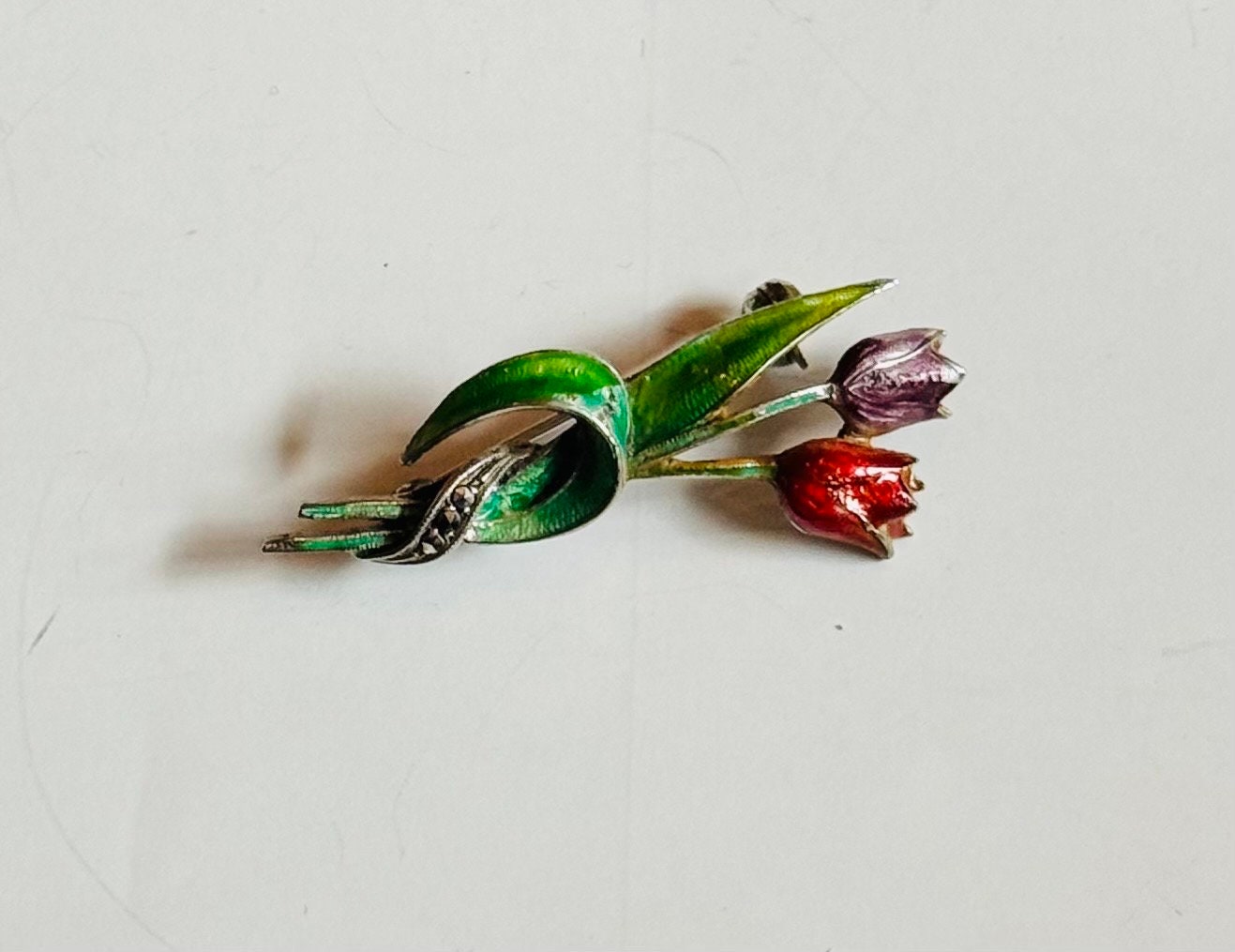 Broche Vintage Art Déco - Bouquet De Tulipes Peint Sur Celluloïd - Signée - Bijou Ancien En Laiton