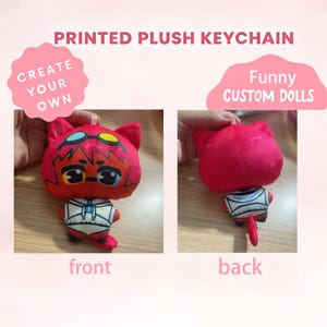 Puede incluir: Un llavero de peluche estampado con un personaje rojo, gafas amarillas, pelo negro y chaqueta blanca. La vista frontal muestra el rostro y detalles de la ropa, mientras que la vista trasera muestra la cabeza roja y la espalda de la chaqueta.