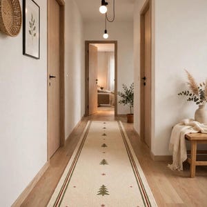 Peut inclure: Un long tapis de couloir rectangulaire au fond crème, orné d'un motif répétitif de petits sapins verts et de minuscules étoiles rouges. Le tapis est bordé de fines rayures parallèles rouges et vertes le long des deux bords longitudinaux.