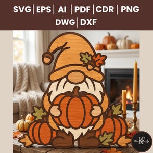 Peut inclure: Une découpe en bois superposée représentant un gnome portant un chapeau avec un gland, tenant une grosse citrouille, avec deux citrouilles plus petites à ses pieds. Le design présente des tons automnaux et inclut le texte SVG, EPS, AI, PDF, CDR, PNG, DWG, DXF.