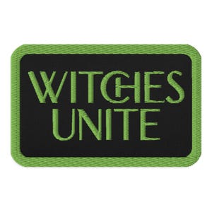 Puede incluir: Un parche rectangular bordado con fondo negro y un borde de color verde lima brillante. El texto WITGIES UNITE está bordado en el mismo color verde lima con una fuente negrita sin remates, centrado en el parche con esquinas redondeadas.