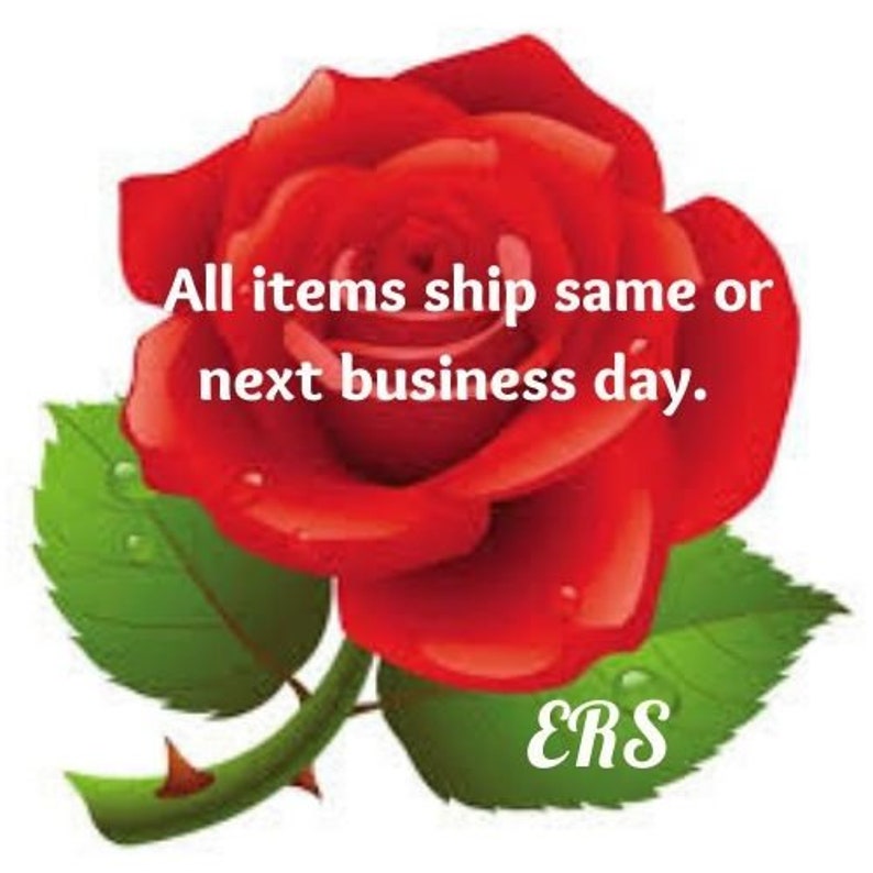 Puede incluir: Una rosa roja con hojas verdes y un tallo con espinas. El texto "All items ship same or next business day." est&aacute; escrito en la rosa. El texto "ERS" est&aacute; escrito en la esquina inferior derecha de la imagen.