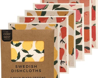Può includere: Una confezione da sei panni svedesi in una custodia di cartone marrone con l'etichetta The Cosy Nest Company. I panni presentano vari motivi a frutta, tra cui limoni gialli e pere rosse su sfondo color crema. Ogni panno misura 17 x 19 cm.