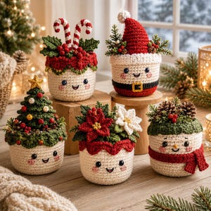 Può includere: Cinque contenitori all'uncinetto a tema natalizio con facce sorridenti. Uno presenta bastoncini di zucchero e agrifoglio, uno un cappello da Babbo Natale, un albero di Natale con stella, una stella di Natale e un pupazzo di neve.