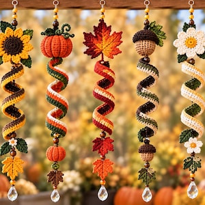 Può includere: Cinque ornamenti all'uncinetto da appendere con motivi stagionali tra cui girasole, zucca, foglia d'acero, ghianda e margherita. Ogni pezzo presenta un corpo in filato a spirale, decorato con perline di legno e un cristallo trasparente.