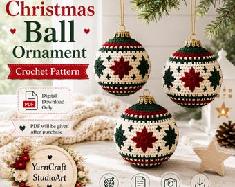 Op de afbeelding: Drie gehaakte kerstballen met een crèmekleurige basis en donkergroene en dieprode sterpatronen. De tekst luidt Christmas Ball Ornament Crochet Pattern, Digital Download Only, PDF will be given after purchase en YarnCraft StudioArt.