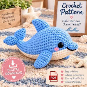 Puede incluir: Un juguete de peluche de delfín tejido a ganchillo en azul y blanco con ojos negros y mejillas rosadas. Un letrero dice Crochet Pattern Make your own Ocean Friend! Una insignia circular rosa dice Digital Download. Una nota lista Easy to Follow, Detailed Instructions, Step by Step Photos, Instant Download.