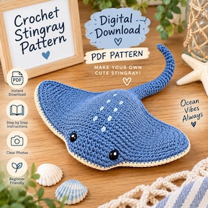 Op de afbeelding: Een gehaakte blauwe pijlstaartrog met zwarte ogen en lichtblauwe stippen op de rug. De afbeelding bevat tekst: Crochet Stingray Pattern, Digital Download, PDF Pattern, Make your own cute stingray en Ocean Vibes Always, met diverse iconen.