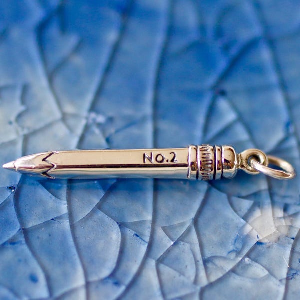 No 2 Pencil Charm, Bijoux à thème scolaire, Cadeau d’enseignant, Cadeau pour enseignant, Charme en argent sterling, Charme d’école, Crayon, Crayon d’argent