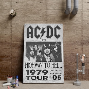 Puede incluir: Un póster rectangular con el logotipo de AC/DC en la parte superior, seguido de una fotografía en blanco y negro de los miembros de la banda. El texto dice Highway to Hell 1979 Tour, Oakland CA, Wed 8:00 PM Sept 05. Diseño con textura desgastada.