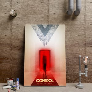 Può includere: Un poster rettangolare che raffigura una silhouette scura davanti a una porta rossa luminosa. Sopra la porta si trova una grande forma triangolare grigia. La parola CONTROL è stampata in grassetto bianco in basso, con il testo EXPLORE A WORLD UNKNOWN.