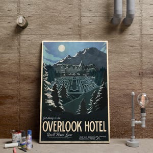 Könnte beinhalten: Ein rechteckiges Poster mit einer dunklen, stilisierten Illustration eines großen Hotels und eines Heckenlabyrinths vor einer verschneiten Berglandschaft unter einem Vollmond. Der Text lautet: Get Away to The OVERLOOK HOTEL You'll Never Leave.