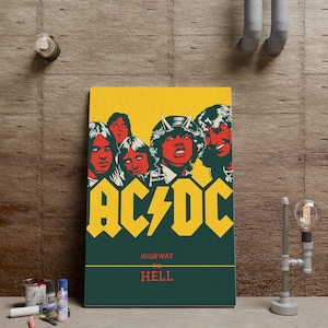 Könnte beinhalten: Ein rechteckiger Wandkunstdruck mit einer stilisierten Illustration der Band AC/DC. Das Design umfasst einen gelben Hintergrund mit roten Porträts der Bandmitglieder, dem gelben AC/DC-Logo und dem Text Highway to Hell in roter Schrift.