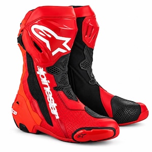 Puede incluir: Un par de botas de moto rojas y negras con puntera perforada, espinillera rígida con el logotipo blanco de Alpinestars y un panel de malla negra en el lateral. Las botas incluyen la marca Alpinestars y un pequeño logotipo en la puntera.