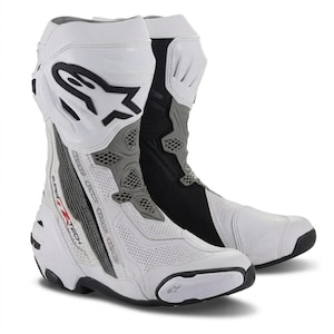 Puede incluir: Un par de botas de carreras para motocicleta en blanco, negro y gris con paneles de cuero perforado, una espinillera protectora con el logotipo de Alpinestars y el texto Supertech impreso en el lateral del tobillo para soporte estructural.