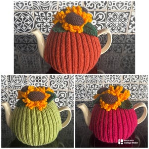 Op de afbeelding: Een witte keramische mok met een zwart handvat en de tekst "But First, Coffee" in een vetgedrukte, zwarte letter. De mok staat tegen een vage achtergrond. De mok is ongeveer 10 cm hoog.