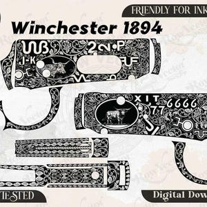 Könnte beinhalten: Eine schwarz-weiße digitale Vektordatei für eine Winchester 1894 Gewehrgravur. Das Design zeigt komplizierte florale Schnörkel, Longhorn-Rinder-Illustrationen und verschiedene alphanumerische Symbole. Der Text umfasst Winchester 1894, Friendly for Inkscape, SVG, PNG, DXF, JPEG und Ezcad Tested.