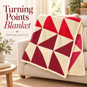 Könnte beinhalten: Eine gestrickte Decke mit einem geometrischen Muster aus cremefarbenen, hellroten und dunkelburgunderroten Dreiecken. Der Text "Turning Points Blanket" und "knitting pattern" ist dunkelrot auf der linken Seite abgebildet.