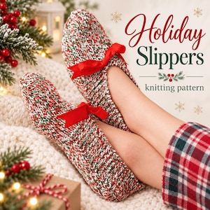 Può includere: Un paio di pantofole lavorate a maglia con un motivo di filato variegato rosso, bianco e verde, ciascuna decorata con un fiocco di nastro rosso brillante. Il testo "Holiday Slippers knitting pattern" appare nell'angolo in alto a destra.