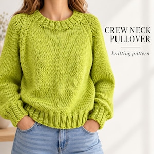 Op de afbeelding: Een limoengroene trui met lange mouwen en een ronde hals, voorzien van een geribbelde kraag, boorden en zoom. De tekst CREW NECK PULLOVER knitting pattern is rechts zichtbaar. De trui wordt gedragen met een blauwe spijkerbroek.
