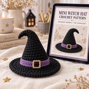 Puede incluir: Un sombrero de bruja negro de ganchillo con una banda morada y una hebilla dorada. Al lado, una tableta muestra el texto MINI WITCH HAT CROCHET PATTERN, BEGINNER FRIENDLY, PDF DOWNLOAD, con una imagen del mismo sombrero.