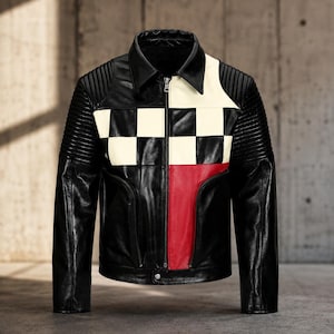 Puede incluir: Una chaqueta de cuero negra con un patrón de cuadros blancos y negros en la parte superior del pecho, un panel vertical rojo en la parte inferior derecha, una cremallera frontal completa, cuello en punta y detalles acanalados en los hombros.