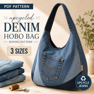 Peut inclure: Un sac hobo en jean bleu recyclé avec une bandoulière unique et une poche avant. Le texte indique PDF PATTERN, upcycled DENIM HOBO BAG, SEWING PATTERN, 3 SIZES, et UPCYCLE JEANS. Une bobine de fil et des ciseaux sont également présents.