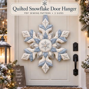 Peut inclure: Une décoration de porte en forme de flocon de neige matelassé avec un patron de couture PDF pour 3 tailles. Le flocon présente des panneaux en tissu bleu et blanc avec des coutures complexes, un médaillon central et un ruban de suspension.