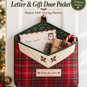 Op de afbeelding: Een gewatteerde stoffen deurzak met een rood en groen ruitpatroon en een crèmekleurige flap geborduurd met hulst. De zak bevat de tekst Letters for Santa en bevat een brief aan de Kerstman, een klein cadeautje en een zuurstok.