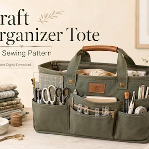Peut inclure: Un sac fourre-tout de rangement pour loisirs créatifs en toile vert olive avec une poignée en cuir marron, doté de multiples poches extérieures remplies d'outils de couture. Le texte indique Craft Organizer Tote PDF Sewing Pattern.