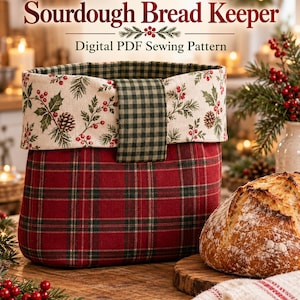 Op de afbeelding: Een stoffen broodmand met een rood en groen geruite buitenkant, een omgeslagen boord met een dennenappel- en bessenprint, en een donkergroen vichy-ruitje lipje. De tekst 2-in-1 Sourdough Bread Keeper Digital PDF Sewing Pattern is zichtbaar.