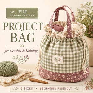 Puede incluir: Una bolsa de tela para proyectos con un patrón de cuadros vichy verde y blanco, una base floral malva y dos asas a juego. La bolsa cuenta con un cierre de cordón, una pequeña etiqueta rectangular con un gráfico floral y el texto PDF SEWING PATTERN.