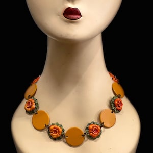 Collana  in Bakelite e Celluloide con grandi fiori arancio.