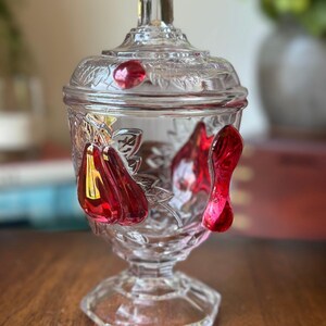 Vintage Tiara Indiana glazen snoeppot met deksel in de kleur "Sweet Pear" – met robijnrode accenten.