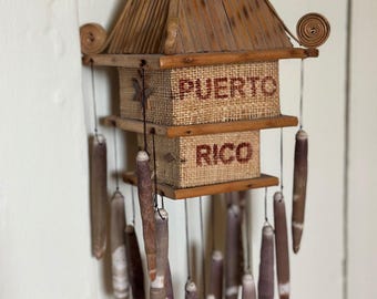 Campana de viento de bambú y yute hecha a mano en Puerto Rico.