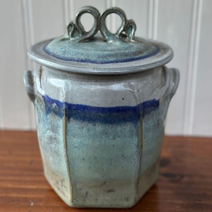 Vaso in gres sfaccettato con coperchio, firmato Walt Schmidt Studio Pottery, del 1963.