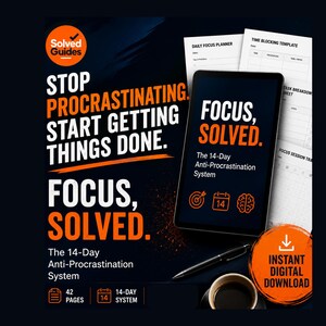 Puede incluir: Un planificador digital titulado Focus, Solved. The 14-Day Anti-Procrastination System, con una pantalla de tableta, plantillas impresas, un bolígrafo y una taza de café. El texto incluye Stop Procrastinating. Start Getting Things Done. 42 páginas, 14-day system.