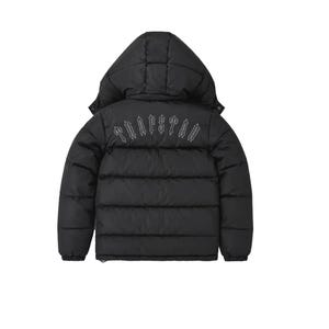 Trap Star svart vadderad jacka, handgjord vinterjacka med huva och streetwear-effekt.