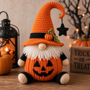 Peut inclure: Une figurine de gnome au crochet avec un corps en forme de citrouille orange et un visage de jack-o'-lantern noir, un grand chapeau orange à bande noire, une petite citrouille décorative et une étoile noire suspendue sur une barbe en laine blanche.