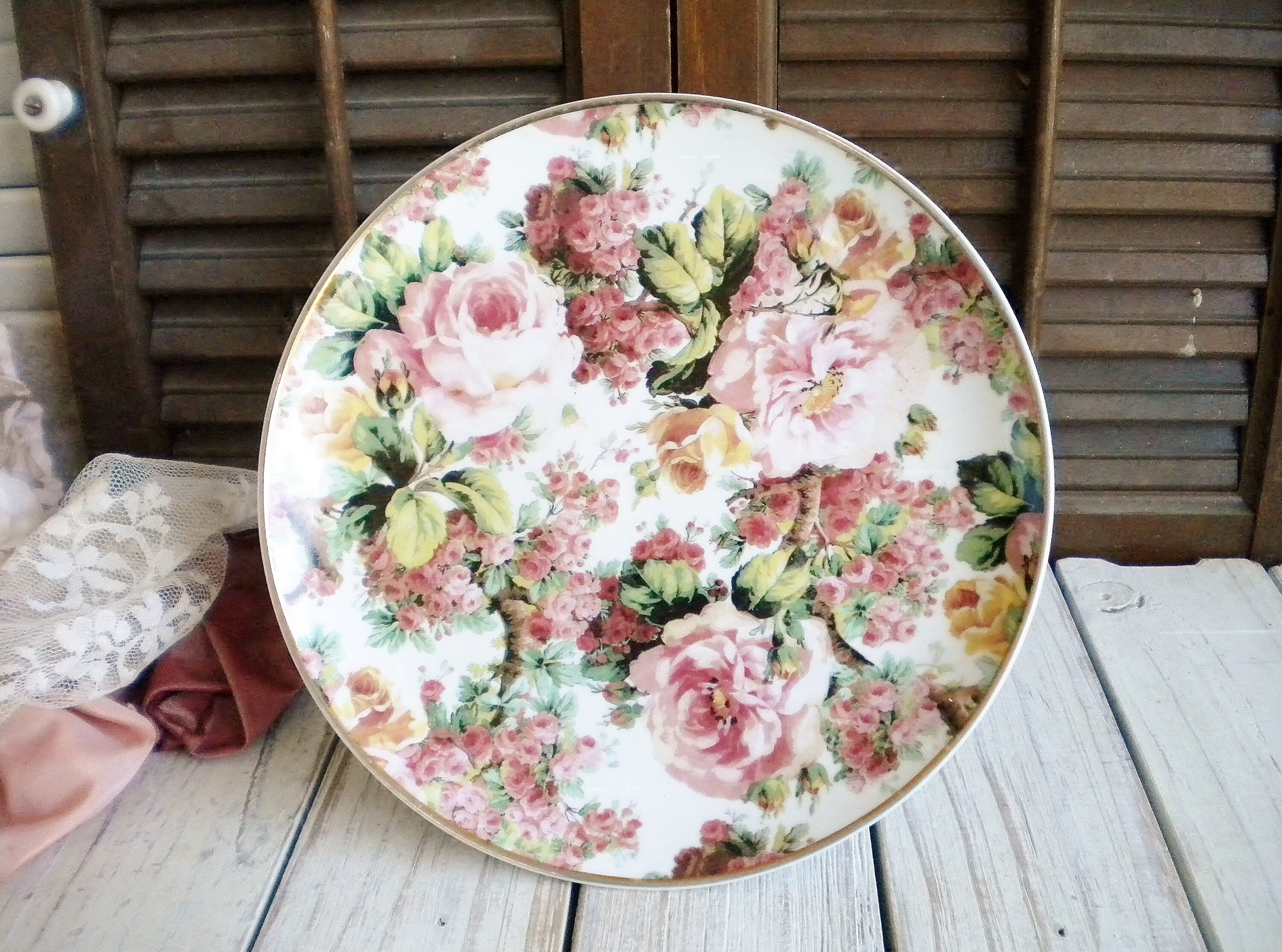 Porcelain Cake Plate and Server - A D Auction Depot Inc