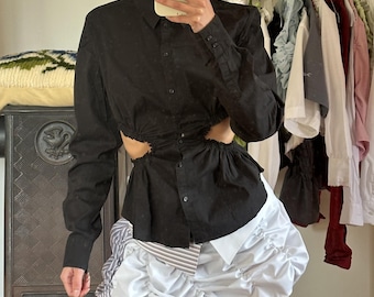 Camisa negra reciclada con aberturas / Blusa abotonada rediseñada / Top con cintura fruncida / Camisa peplum escultural