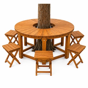 Op de afbeelding: Een ronde houten tafel met een centrale uitsparing ontworpen om een boomstam te omringen, voorzien van een lattenoppervlak en stevige poten. De set bevat vijf bijpassende inklapbare houten krukjes met lattenzittingen in een warme bruine tint.