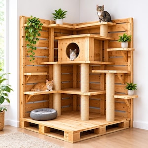 Puede incluir: Un gran árbol para gatos de madera de varios niveles con diseño de esquina, listones horizontales, múltiples plataformas, postes rascadores envueltos en sisal, una caseta central cerrada con apertura circular y cama gris.