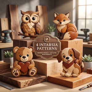 Op de afbeelding: Vier houten intarsia dierenfiguren waaronder een uil, een vos, een beer met een hart en een puppy met een bandana. Een centraal houten bord toont de tekst 4 INTARSIA PATTERNS BEGINNER FRIENDLY EASY & FUN WOOD PROJECTS.