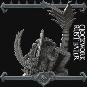 Puede incluir: Una figura miniatura gris de una criatura mecánica con estructuras en forma de engranajes, una cola segmentada y apéndices afilados. El texto CLOCKWORK RUST EATER está impreso verticalmente a la derecha y un icono de calavera en la base.