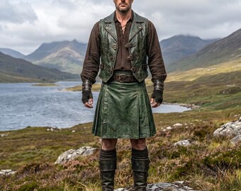 Ensemble kilt écossais en cuir vert forêt fait main pour homme | Gilet clouté, kilt plissé à double boucle, brassards et tenue de cosplay de ranger
